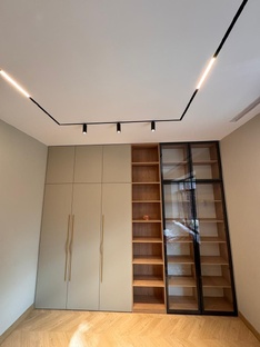 3-х створчатый шкаф с застекленными полками