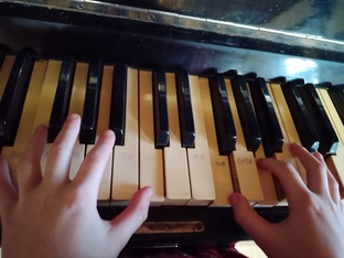 Сын играет на пианино.