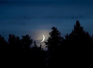  "Пока сияет месяц"