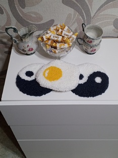 Работы, выполненные в технике ковровой вышивки.