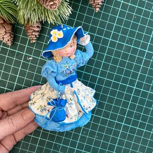 Барышня - маленькая куколка на елку