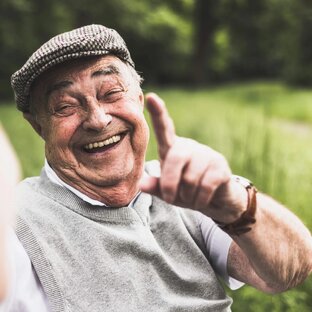 Весёлый дед рассказывает анекдоты!