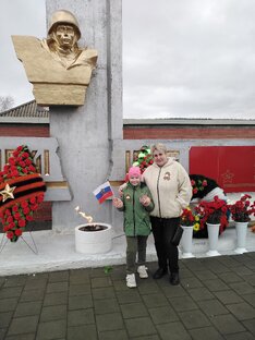 День Победы 9 мая 2024 года Я с внучкой Аришей у вечного огня.