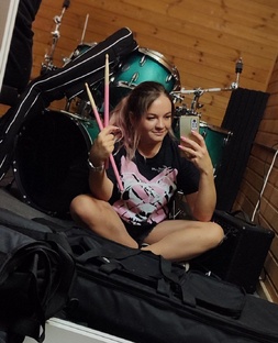 на барабанах 