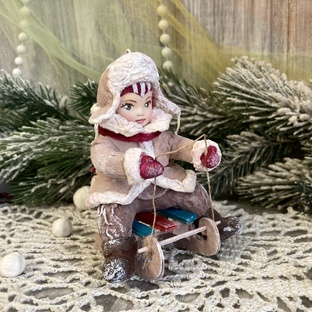 Малыш на санках елочная игрушка 