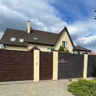 Переделка кирпичного забора под стиль дома.