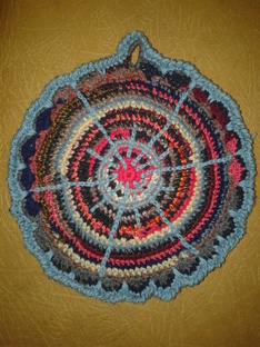 Прихватки вязанные крючком, грелка на чайник, мочалки для мытья посуды.