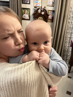 Сестричка и Вовчик 