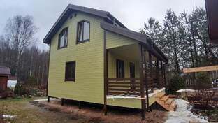 Построили каркасный дом с мансардой и открытой террасой