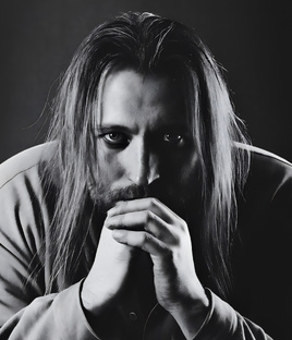 Про себя, и свои фотографии.