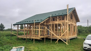 Поставили силовой каркас под кровлю