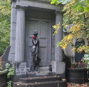 Интересные кладбища