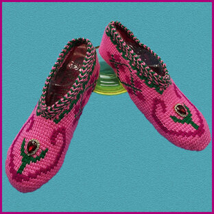 Вязание тапочек, пинеток, носков.