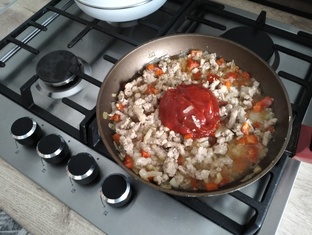 обжариваем содержимое для слоеной лодочки 