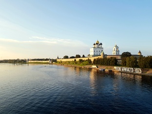 Россия начинается здесь: Изборск, Печоры, Псков, Великий Новгород.