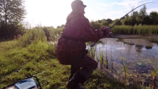 С удочкой в руке .