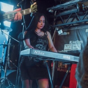 Из пианиста в клавишники