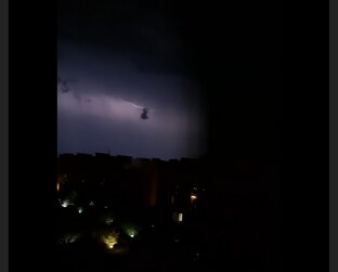 "Ведьма" в небе во время грозы