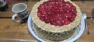 Вкуснейший бисквитный торт с клубникой и арахисом