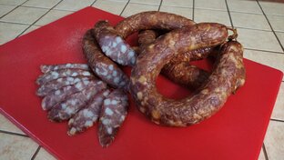 Колбасы полукопченые и варено копчёные.
