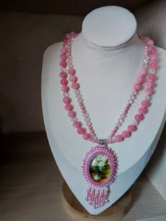 Кулоны вышивка и украшения.