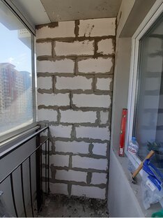 Возведение стены на лоджии.