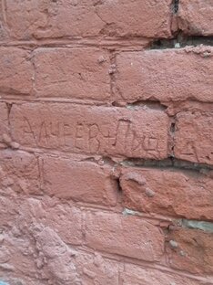Ищу разгадку надписей на старых кирпичных стенах