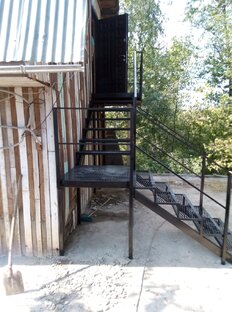 Металлическая лестница в дом уличная