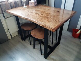 Кухонный стол из горбатых дубовых досок