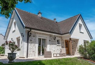 Отдека фасада дома, под камень