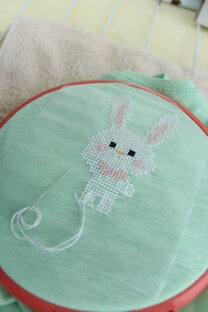 Вышивка на одежде 🐸