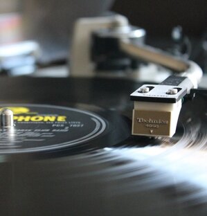 СЛУШАЕМ ПЛАСТИНКУ