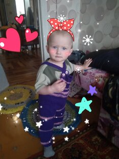 Анютка балуется .