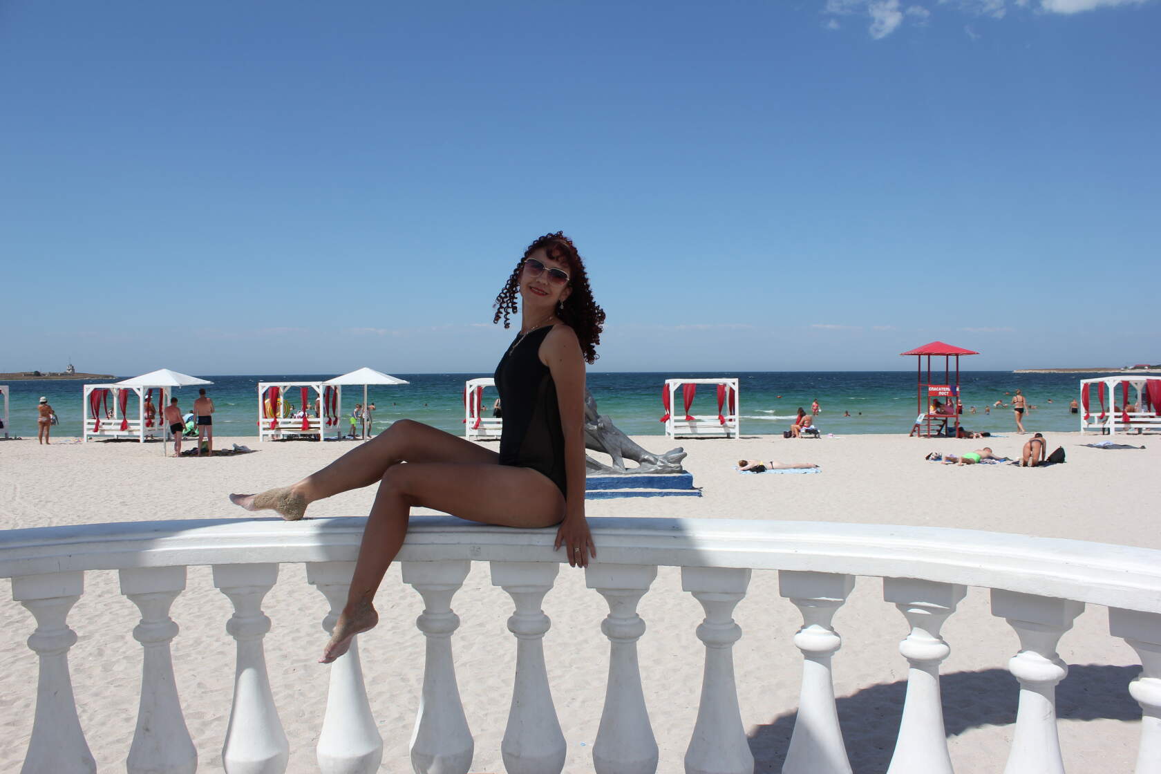 пгт черноморское крым 2022. бриз отель черноморское. блондинка из крыма черноморское. черноморское крым 2022. черноморское крым пляж.