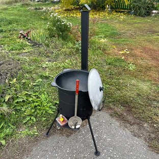 Блюда в чугунном казане.