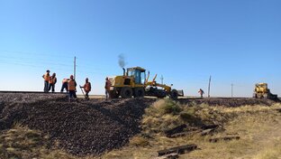 Летние путевые работы нужны для увеличения скоростного движения составов (Фото)