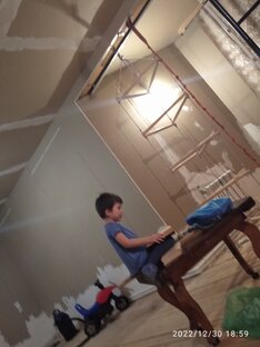 Залез на этот стол Ваня очень рискова