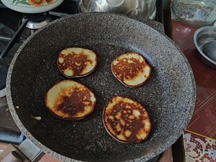 Готовлю....сама.... редко. 