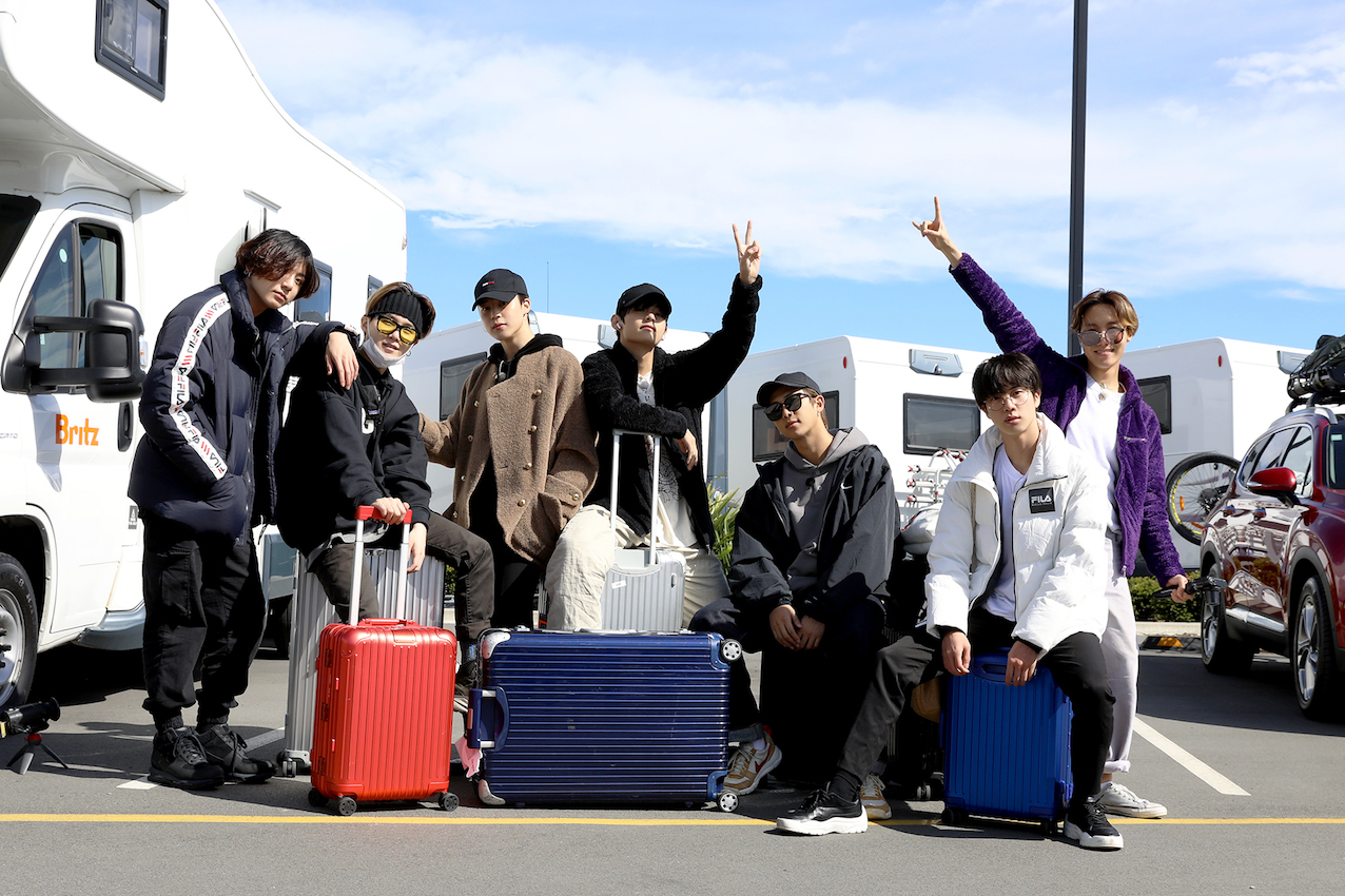 Правда что bts распадаются. Bts чонгук бассейн. Бон вояж бтс 2020. Бтс summer package 2015. Бтс пишут.