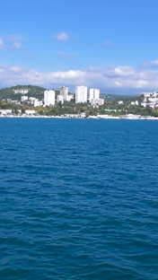 На море
