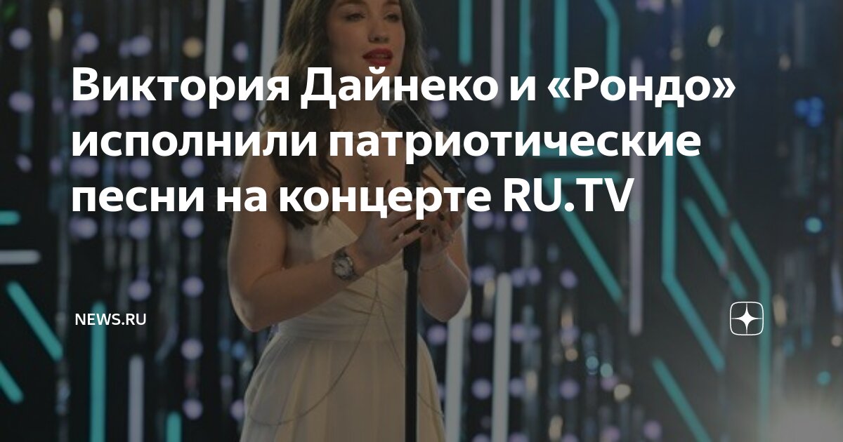 Русский парень надрачивает хер рукой в толпе людей на концерте