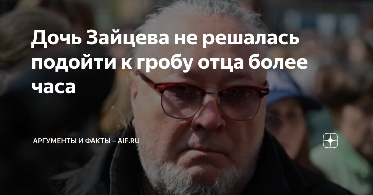 Он не решается подойти. Он не решается подойти