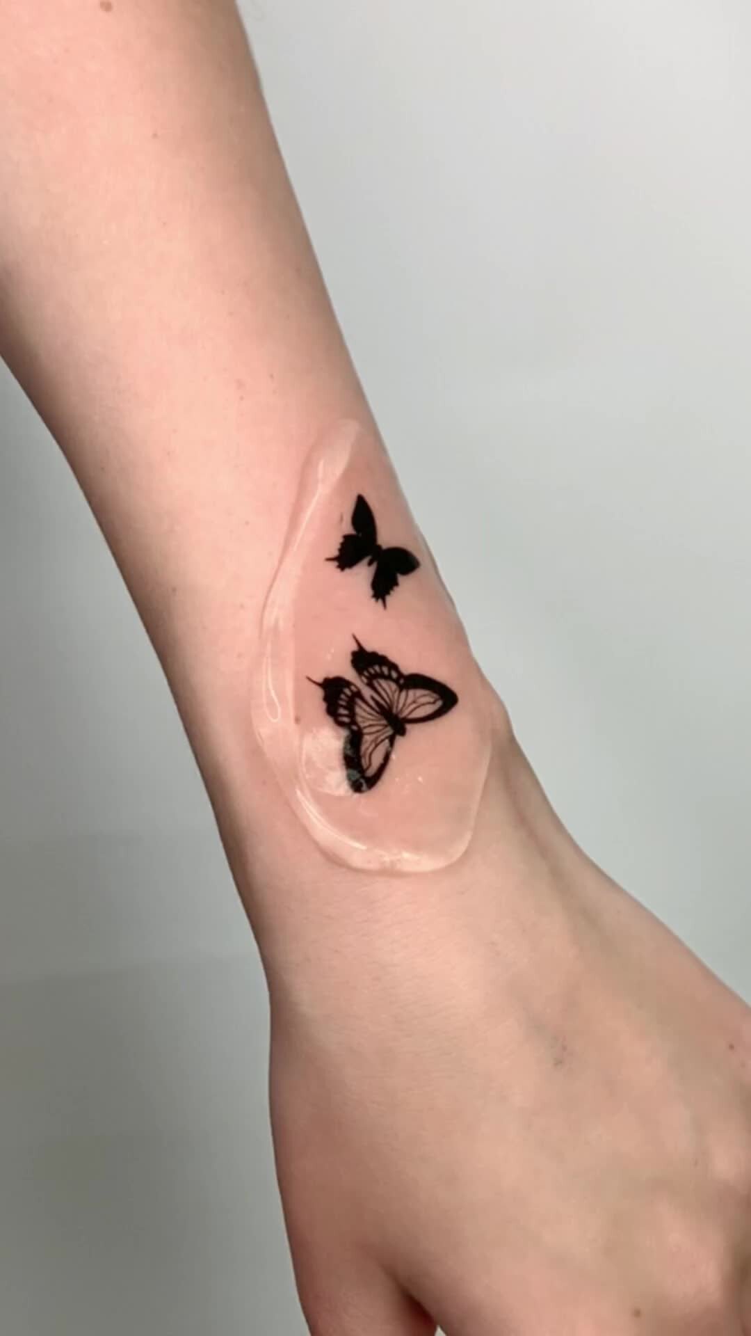 КОТ TATTOO STUDIO | Маленькая тату на руке для девушки - бабочки. Красивая  и стильная мини татуировка от мастера Kot Tattoo Studio. | Дзен