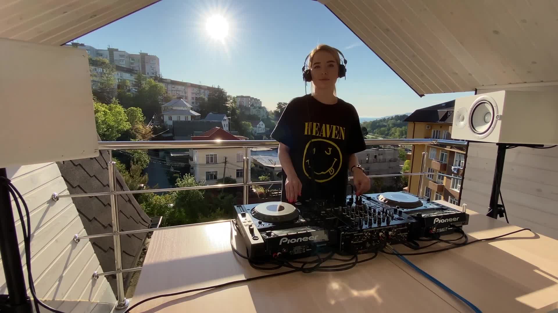 конференция сочи октябрь фас. курсы диджеев. тиесто бабочка фото перед сценой. Constantinopulis. гернец.