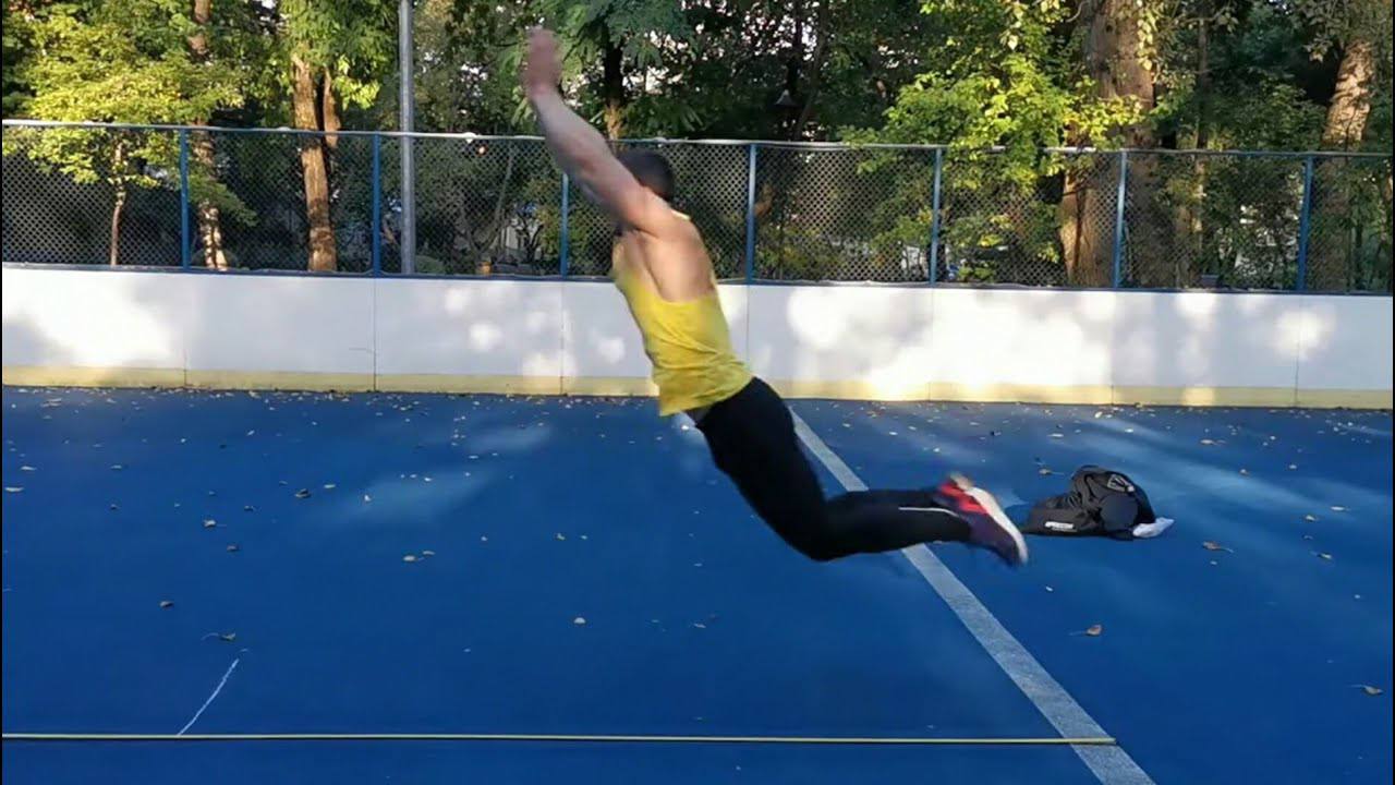 дети прыгают на батуте. дети прыгают на батуте. батут семейный. прыгать на батуте. дети прыгают.