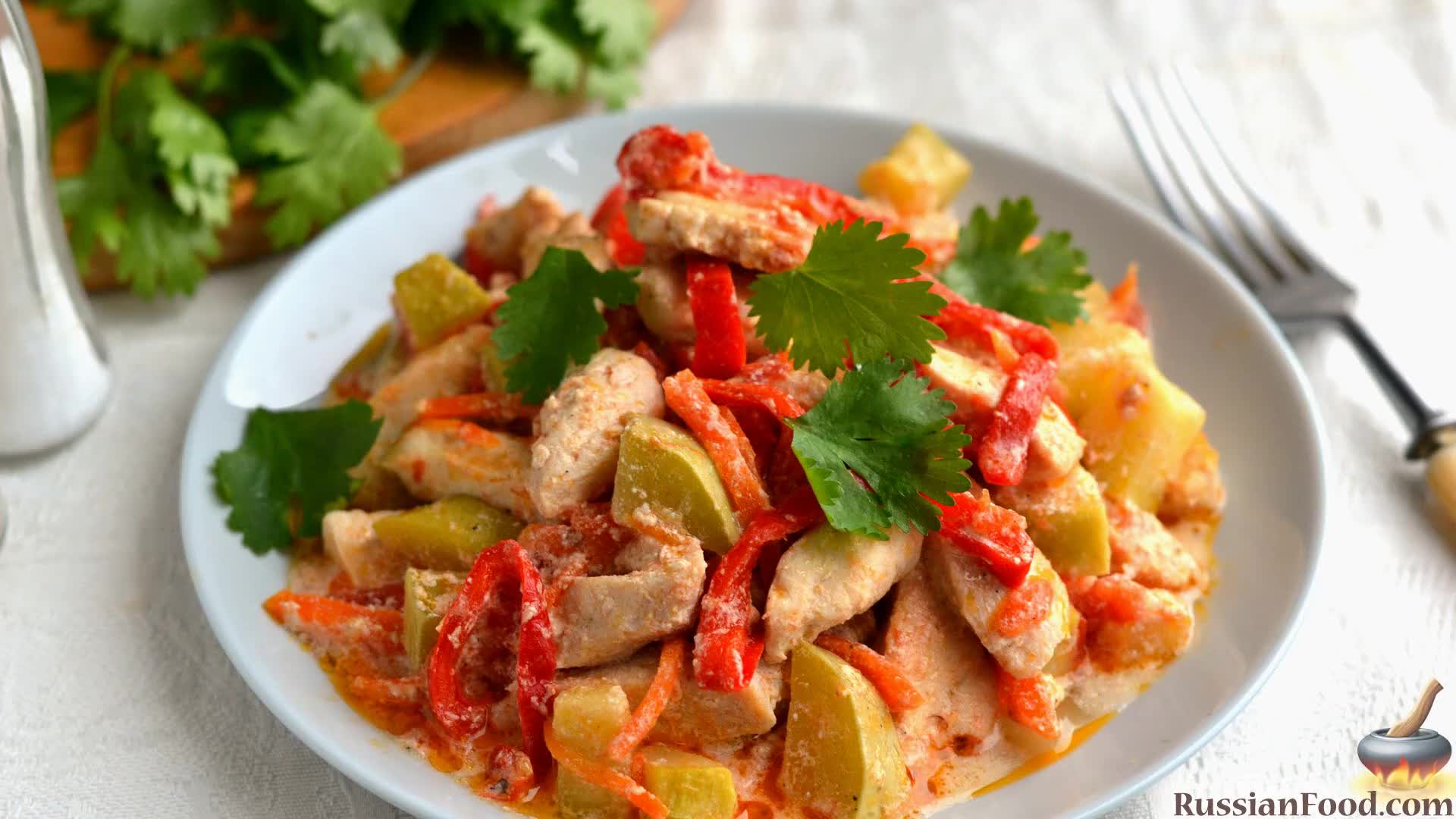 Рагу с курицей и баклажанами. Рагу с кабачками кольцами. Рагу из кабачков и картошки с курицей. Овощное рагу с курицей и картошкой и капустой. Куриное филе с цукини.