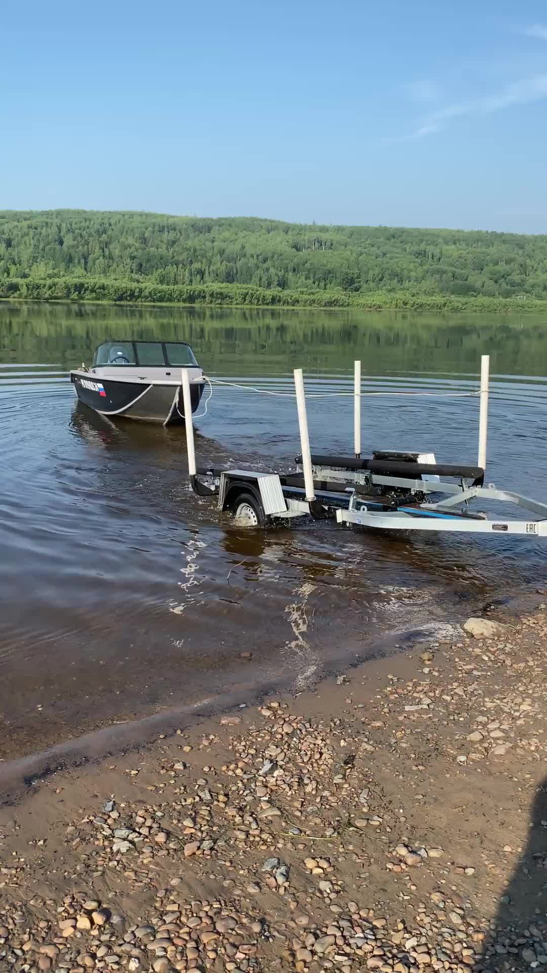 Фото лодки на воде с мотором