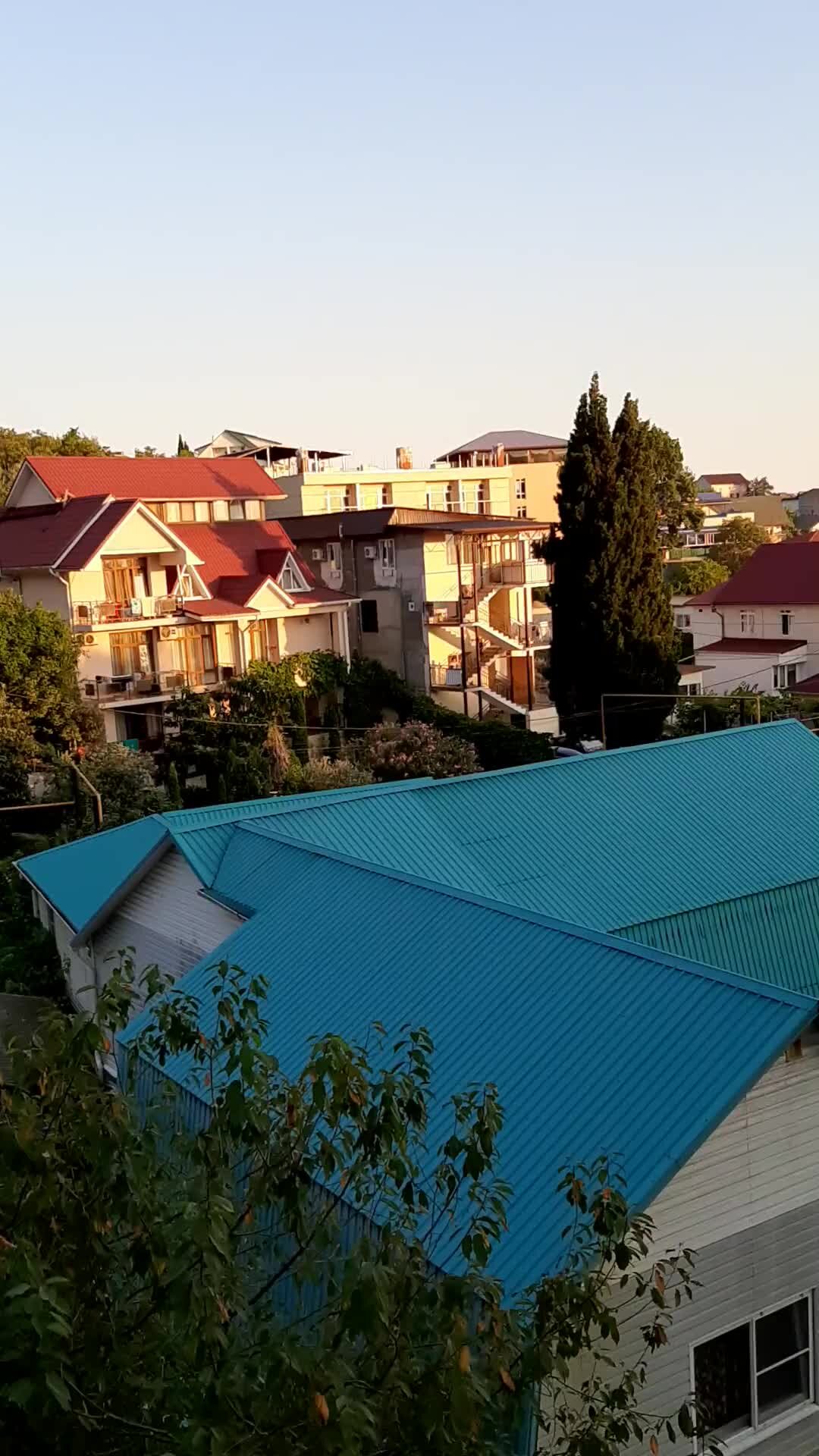 Знаки Вселенной для нас. Заметки обо всем... | Дом на горе. Ул.Весенняя, 23  в Лоо. Вот такой красивый вид открывается с террасы 3 этажа, я отдыхаю у  замечательной хозяйки Маргариты. | Дзен