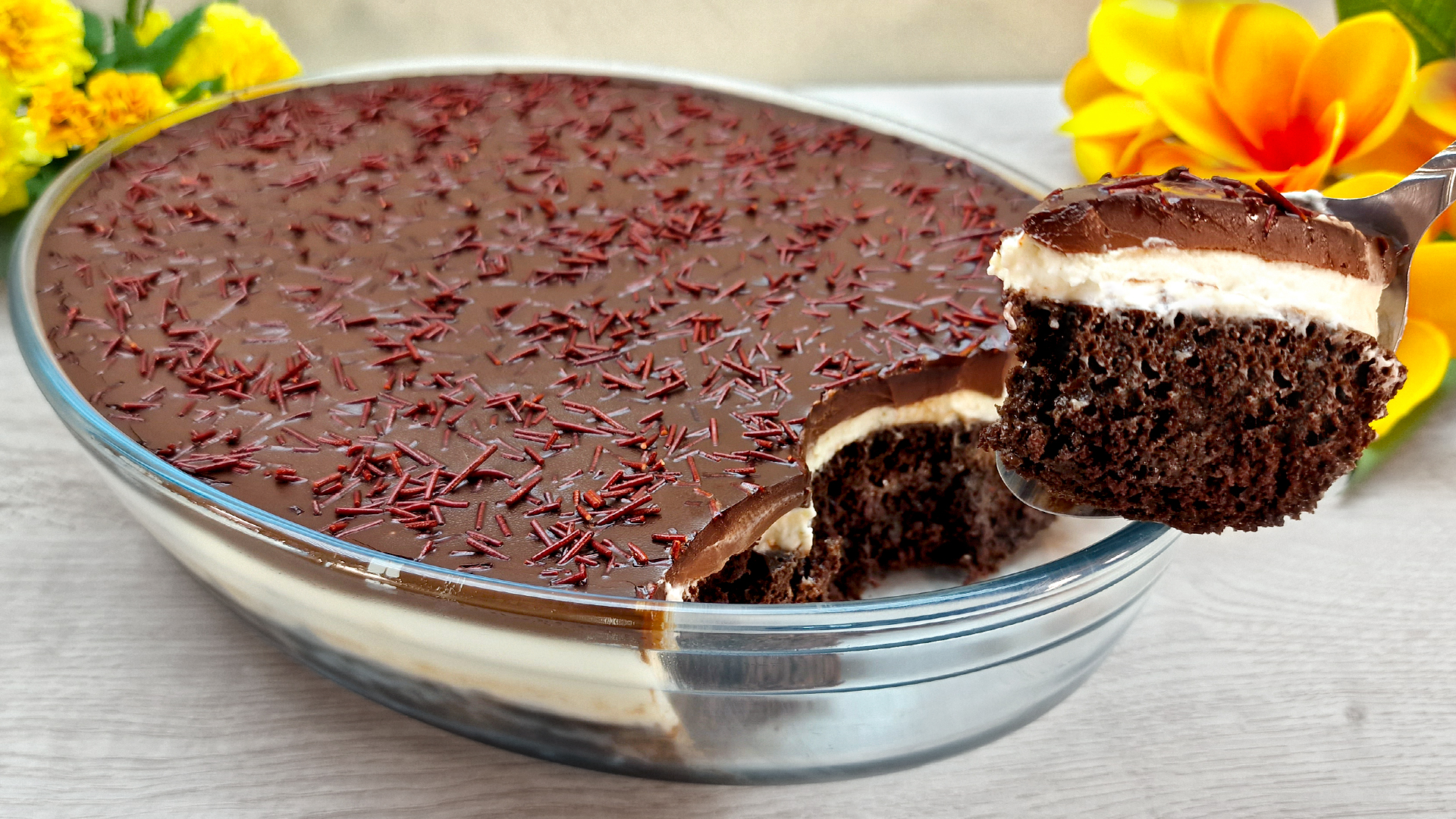 Турецкий шоколадный пирог. Шоколадный торт. Турецкий шоколадный торт. Украсить торт шоколадной стружкой. Шоколадный горячий торт.