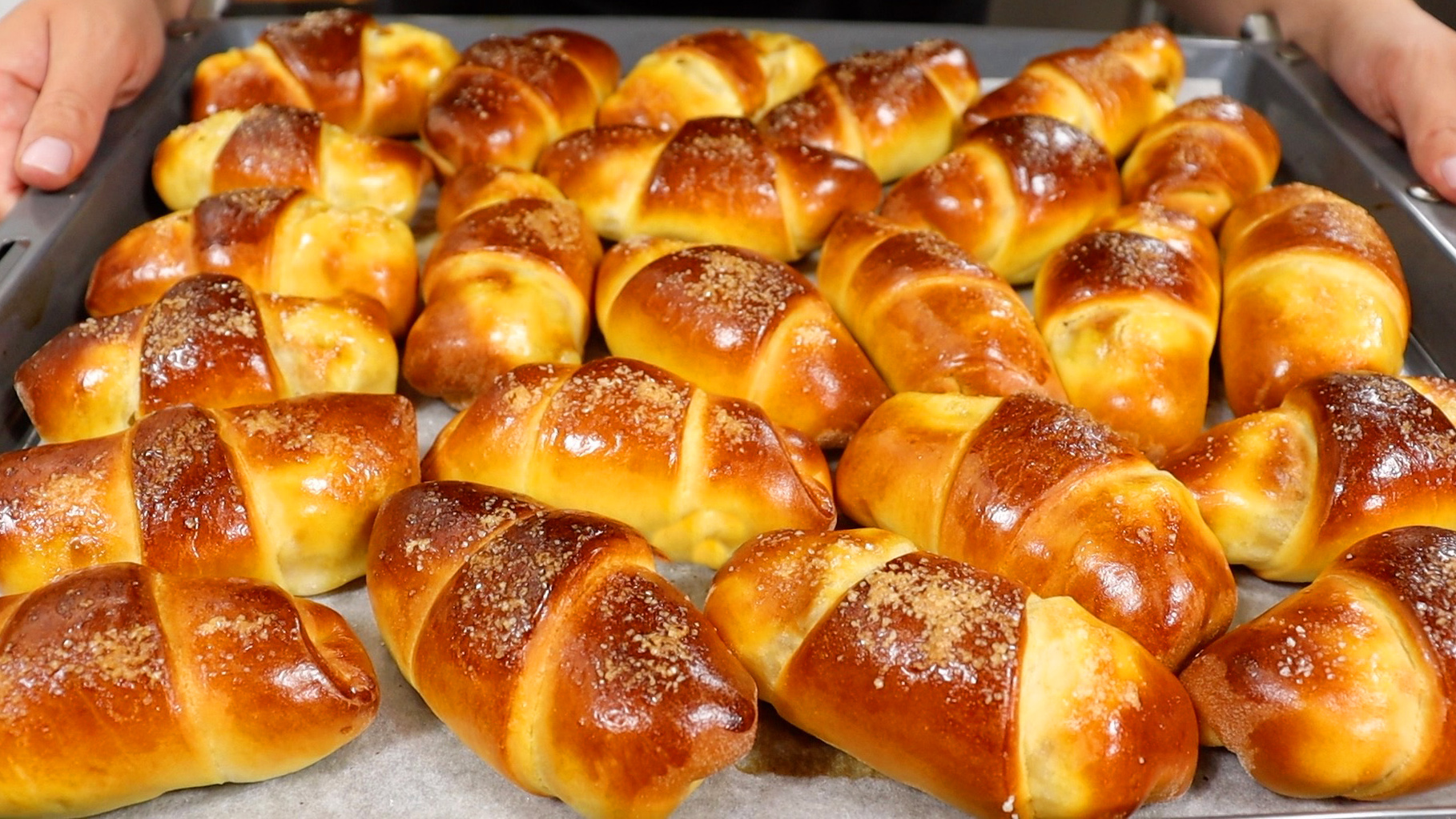 Красивые дрожжевые булочки. Булочки завиванцы с корицей. Булочки с яблоками из дрожжевого теста. Булки из сдобного теста. Сдобная дрожжевая выпечка рецепт.